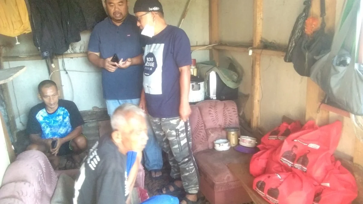 Yudha Puja Turnawan Anggota DPRD Garut Fraksi PDI Perjuangan kunjungi Abah Dayat seorang lansia dhuafa yang hidup sebatang kara