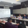 Manajer Persigar, Anggota tim 9 dan juga perwakilan suporter saat melakukan pertemuan di Aula Kantor Dispora, Senin 25 Desember 2023.