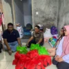 Memo Hermawan Anggota DPRD Provinsi Jabar Fraksi PDI Perjuangan didampingi Yudha Puja Turnawan Anggota DPRD Garut mengunjungi Ami warga Kelurahan Kotakulon, Kabupaten Garut yang ditimpa musibah. RUmah Ami atapnya ambruk.