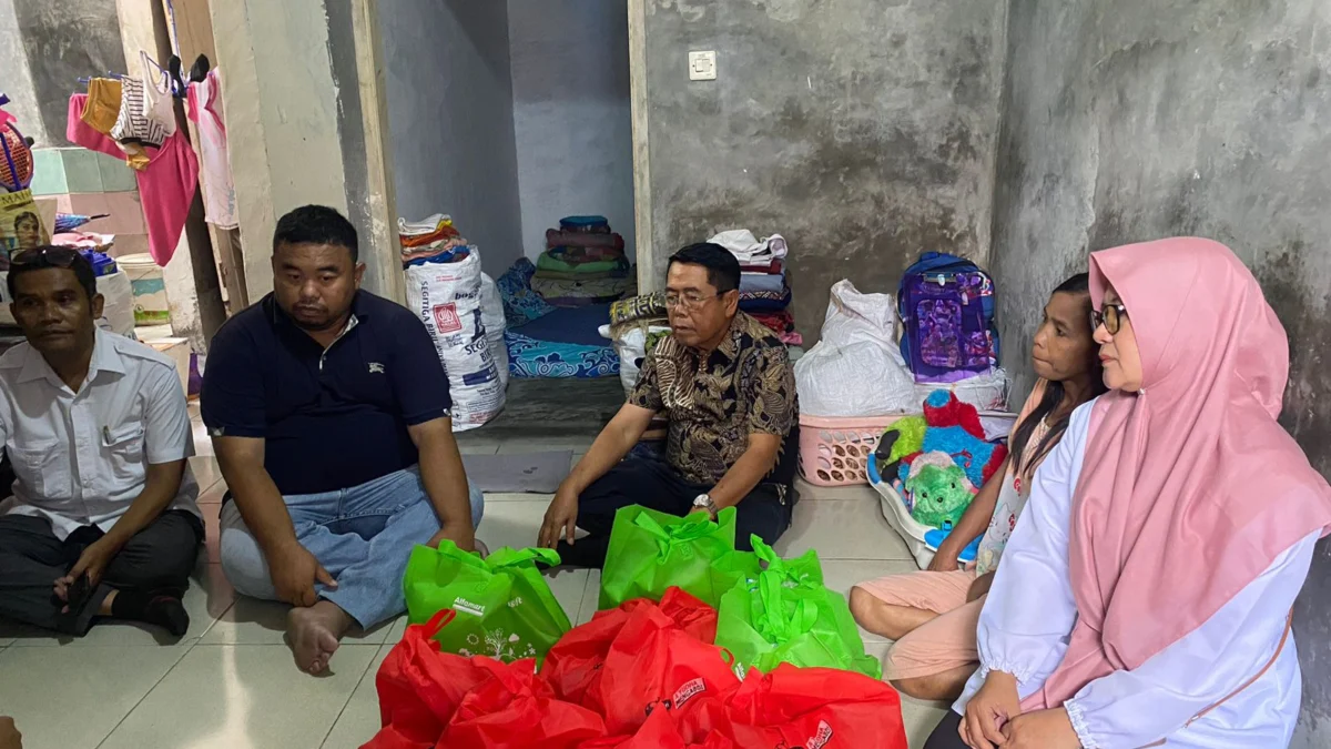 Memo Hermawan Anggota DPRD Provinsi Jabar Fraksi PDI Perjuangan didampingi Yudha Puja Turnawan Anggota DPRD Garut mengunjungi Ami warga Kelurahan Kotakulon, Kabupaten Garut yang ditimpa musibah. RUmah Ami atapnya ambruk.