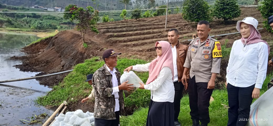 Dinas Peternakan dan Perikanan Kabupaten Garut memberikan bantuan benih ikan di Desa Padaawas, Kecamatan Pasirwangi