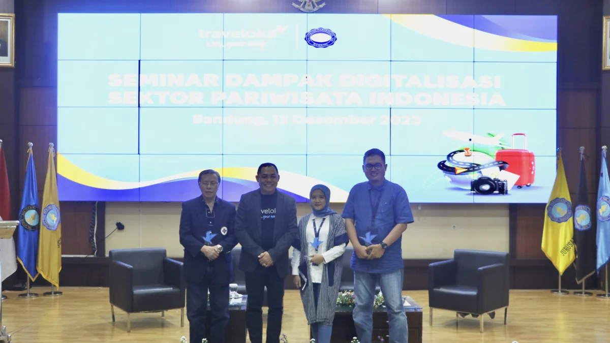 Perwakilan Traveloka, akademisi, dan Dinas Pariwisata daerah berfoto bersama pada forum diskusi mengenai studi dampak sosial-ekonomi Traveloka yang diselenggarakan di Politeknik Pariwisata NHI Bandung, pada 12 Desember 2023. Kegiatan serupa juga digelar Traveloka di dua universitas ternama di Bali dan Yogyakarta, seiring komitmen Traveloka dalam pengembangan potensi pariwisata berkelanjutan untuk mendorong pertumbuhan ekonomi di Indonesia.