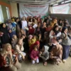 GEMBIRA. Sejumlah peserta dari berbagai kalangan, usai mengikuti talkshow, sosialisasi dan diskusi pencegahan stunting yang digagas Gerakan Perempuan Tangguh (GPT) Kabupaten Garut, Senin (4/12/2023).