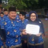 Bupati Garut, Rudy Gunawan, saat memberikan penghargaan kepada atlet-atlet yang bertanding di Porpemda Jabar 2023.