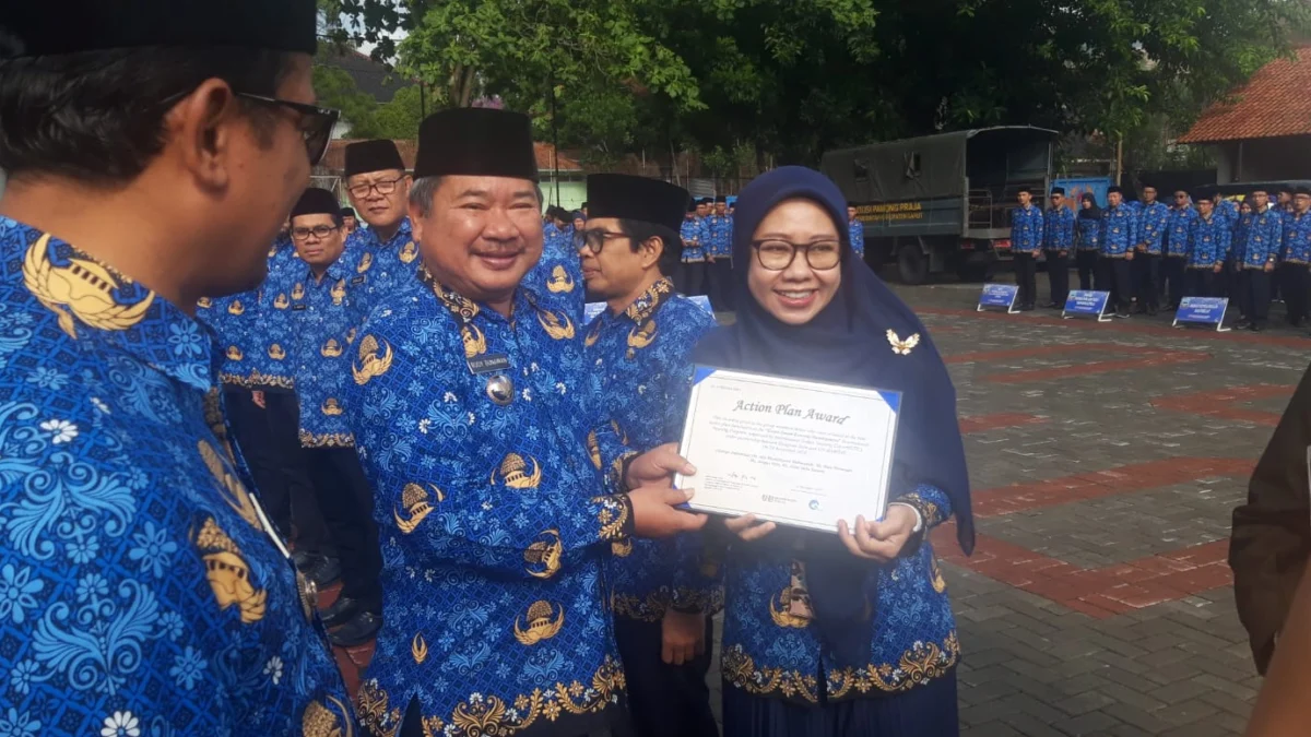 Bupati Garut, Rudy Gunawan, saat memberikan penghargaan kepada atlet-atlet yang bertanding di Porpemda Jabar 2023.