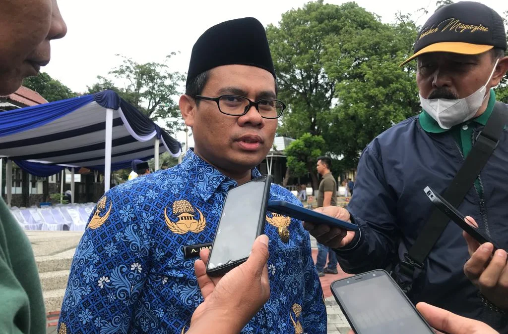 Agus Ismail Kepala Disparbud Garut diwawancara wartawan