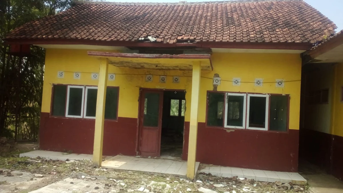 Rusak berat, ruang Perpustakaan SDN 1 Leuwigoong dikosongkan.(foto pepen apendi)