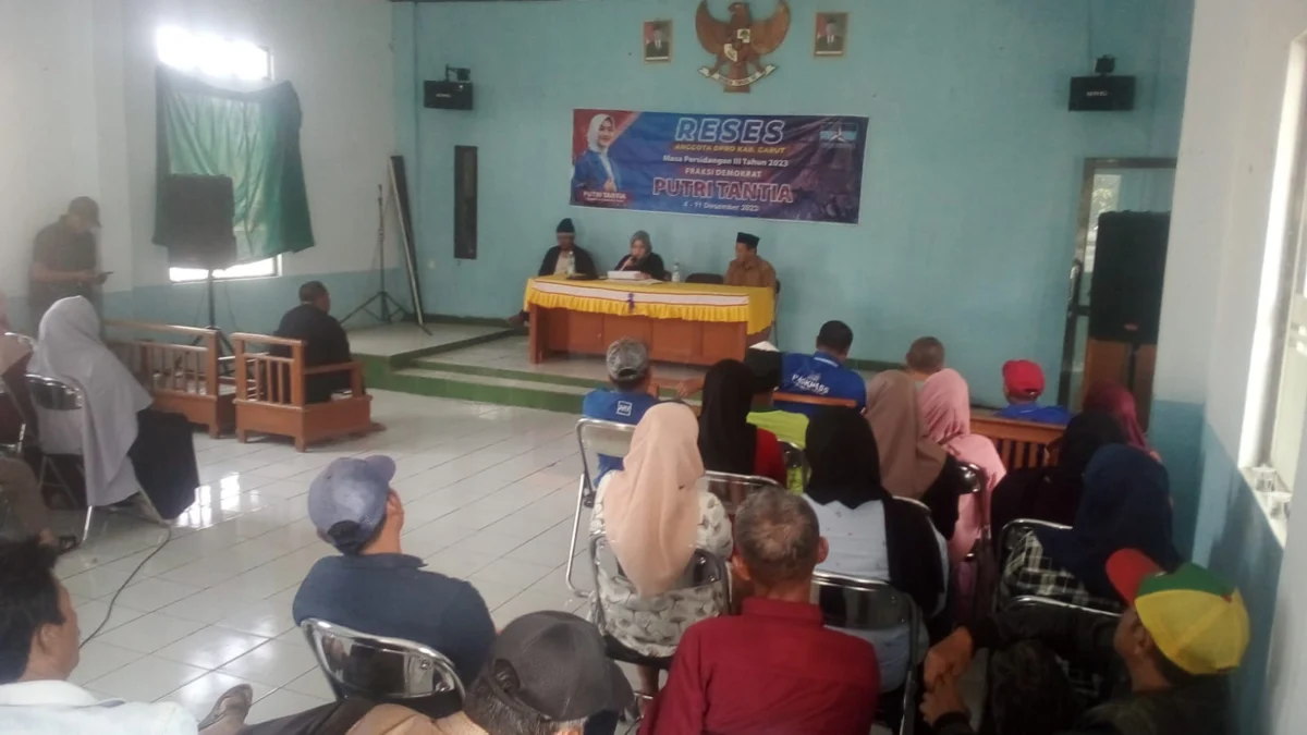 Reses anggota DPRD Garut Fraksi Demokrat Putri Tantia di ruang rapat Desa Leuwigoong, Senin (11/12).(pepen apendi)