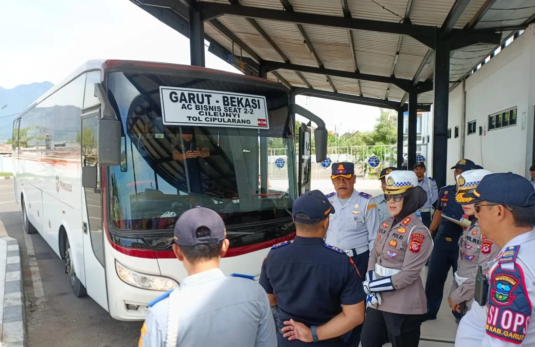 Ditlantas Polda Jabar dan Dishub Lakukan RampCheck Angkutan Umum di Terminal Guntur Direktorat Lalu Lintas Polda Jawa Barat bersama Dinas Perhubungan (Dishub) menyelenggarakan kegiatan RampCheck uji kelaikan angkutan umum