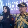 Wakil Bupati Garut, Helmi Budiman. Dan ketua bea cukai Jawa Barat, Finari Manan, saat memberikan keterangan kepada sejumlah awak media, di halaman Pendopo, Kecamatan Garut Kota, Kabupaten Garut, Kamis 14 Desember 2023