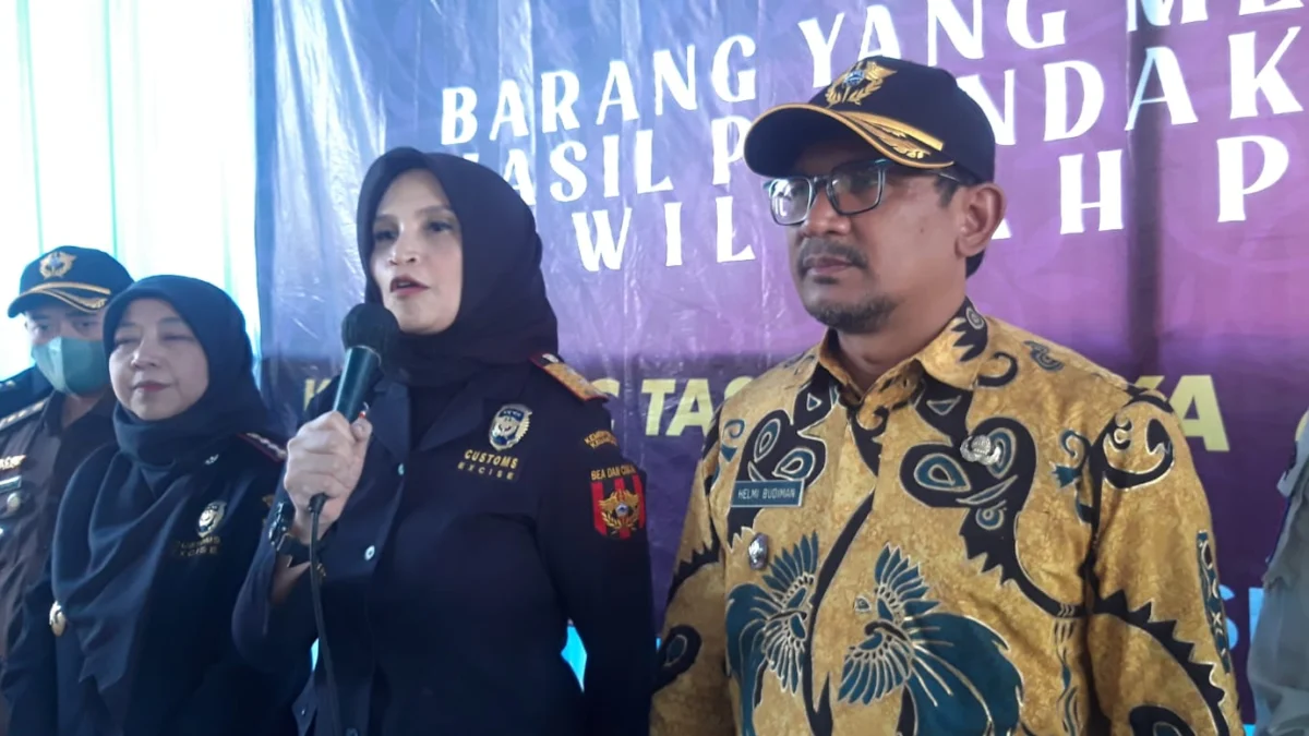 Wakil Bupati Garut, Helmi Budiman. Dan ketua bea cukai Jawa Barat, Finari Manan, saat memberikan keterangan kepada sejumlah awak media, di halaman Pendopo, Kecamatan Garut Kota, Kabupaten Garut, Kamis 14 Desember 2023