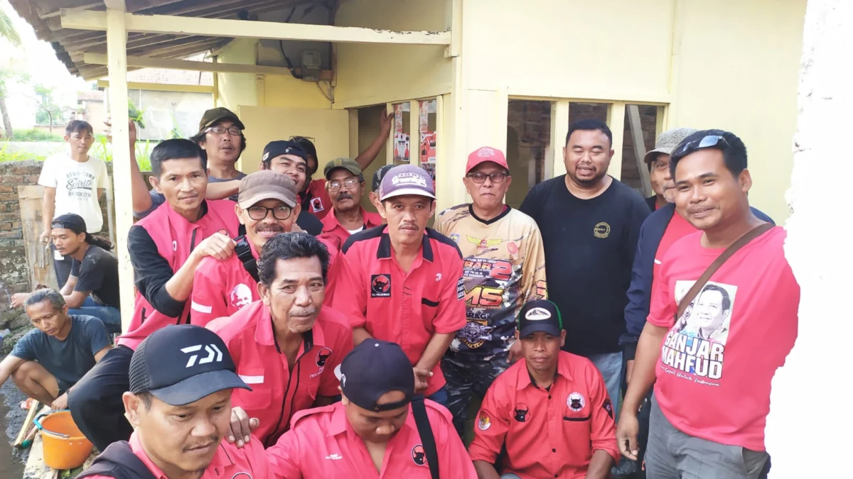 Yudha Puja Turnawan bersama relawan Ganjar dan warga memperbaiki rumah abah Dayat