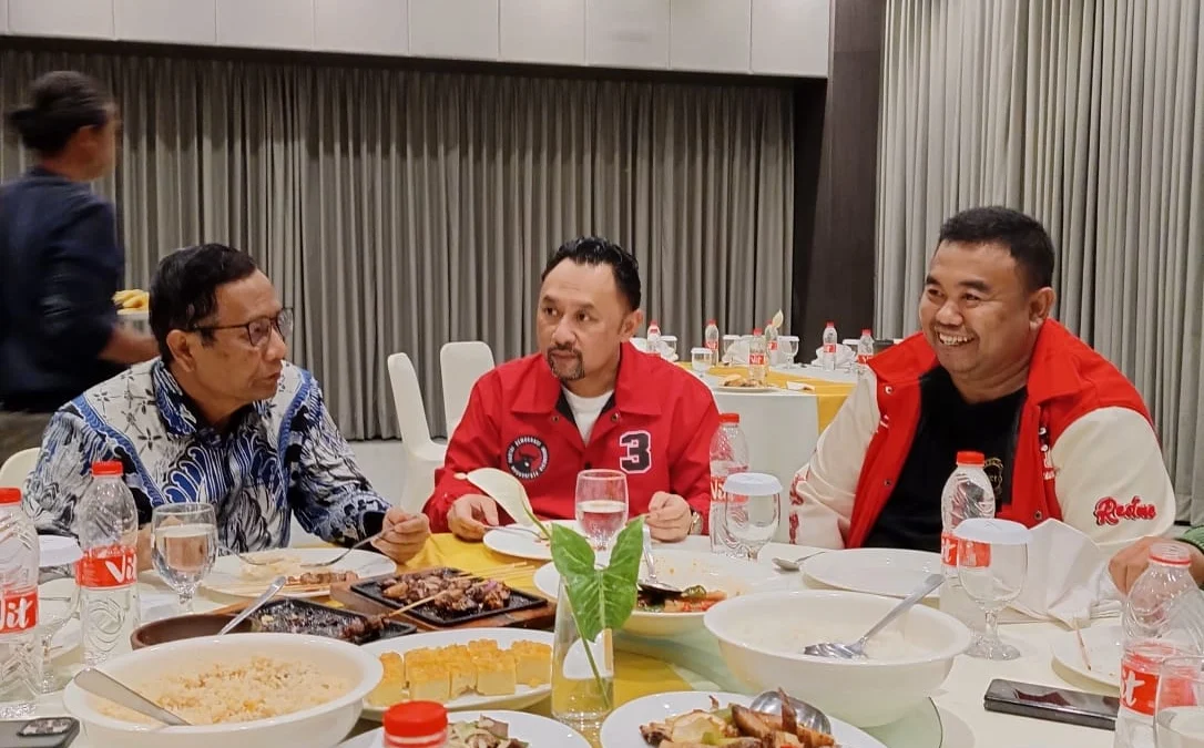 Yudha Puja Turnawan bersama Mahfud MD makan bersama satu meja di Hotel Santika Kecamatan Tarorong Kaler, Kabupaten Garut