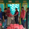 Jujun Juhana caleg DPRD Garut memberikan bantuan dan menyerahkan titipan bantuan dari Memo Hermawan Anggota DPRD Privinsi Jabar