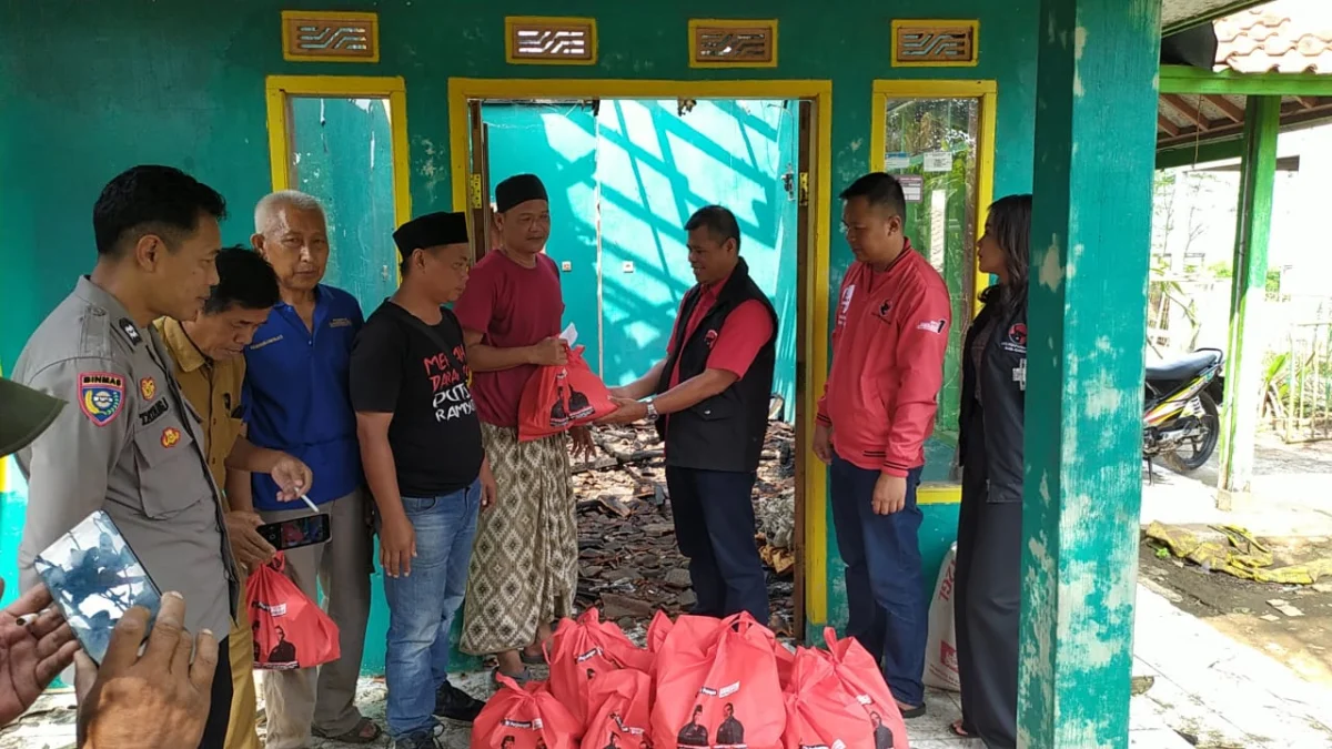 Jujun Juhana caleg DPRD Garut memberikan bantuan dan menyerahkan titipan bantuan dari Memo Hermawan Anggota DPRD Privinsi Jabar