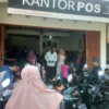 Ratusan KPM warga Cipareuan cairkan bantuan DBH CHT di Kantor Pos Leuwigoong, Kamis (28/12).(pepen apendi)