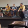 Haris Azhar, aktivis HAM (dua dari kiri) menjadi narasumber dalam Panggung Demokrasi di Garut