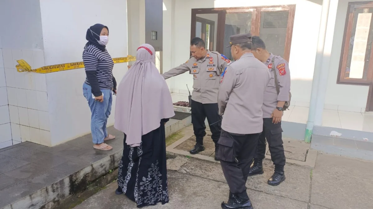 Polsek Tamansari mengecek masjid di Perum Sukawening Sumelap terkait penemuan mayat bayi di toilet, Minggu (24/12/2023)