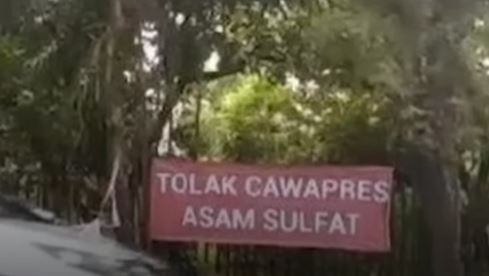 Geger Warga Medsos, Spanduk Tolak Cawapres Asam Sulfat Viral!