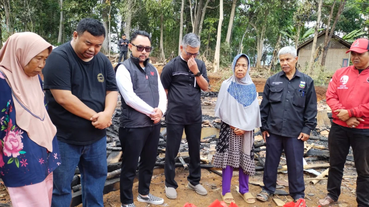 Yudha Puja Turnawan menyampaikan bantuan Memo Hermawan Anggota DPRD Provinsi Jabar. Selain itu caleg DPR RI juga memberikan bantuan kepada korban kebakaran di Desa Simpen Kidul, Kecamatan Limbangan