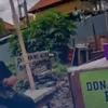 Dapat Rumah dan Uang Sekardus? Begini Kisah Penjual Donat yang Memberikan Daganganya Ke Bule