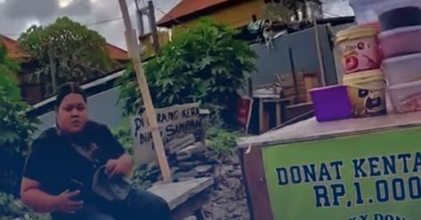 Dapat Rumah dan Uang Sekardus? Begini Kisah Penjual Donat yang Memberikan Daganganya Ke Bule