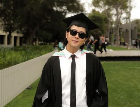 Lulus Kuliah, Ini Gaya Nyentrik IQBAAL RAMADHAN Ketika Wisuda Tampil Pakai Anting