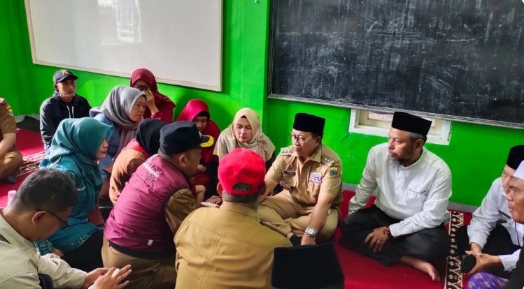 Bupati Cianjur menyambangi kediaman keluarga pengantin wanita yang nikah sejenis