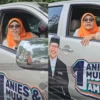 Viral Aksi Emak-Emak Pamer Pasang Stiker Kampanye Anies di Mobilnya