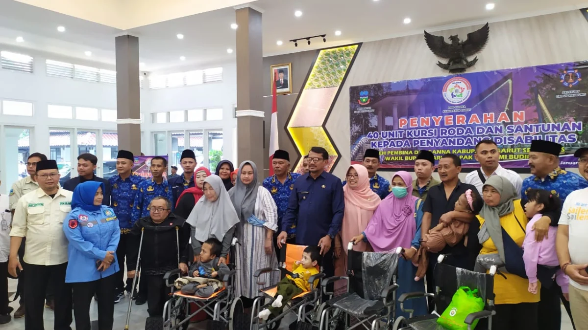 40 orang penyandang disabilitas mendapatkan bantuan kursi roda dan santunan