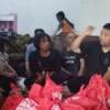 Yudha Puja Turnawan Anggota DPRD Garut Fraksi PDI Perjuangan mewakili Memo Hermawan menyalurkan bantuan untuk korban kebakaran di Desa Dangiang Kecamatan Cilawu