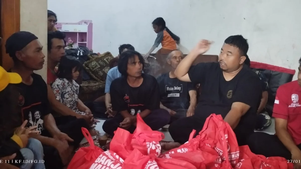 Yudha Puja Turnawan Anggota DPRD Garut Fraksi PDI Perjuangan mewakili Memo Hermawan menyalurkan bantuan untuk korban kebakaran di Desa Dangiang Kecamatan Cilawu