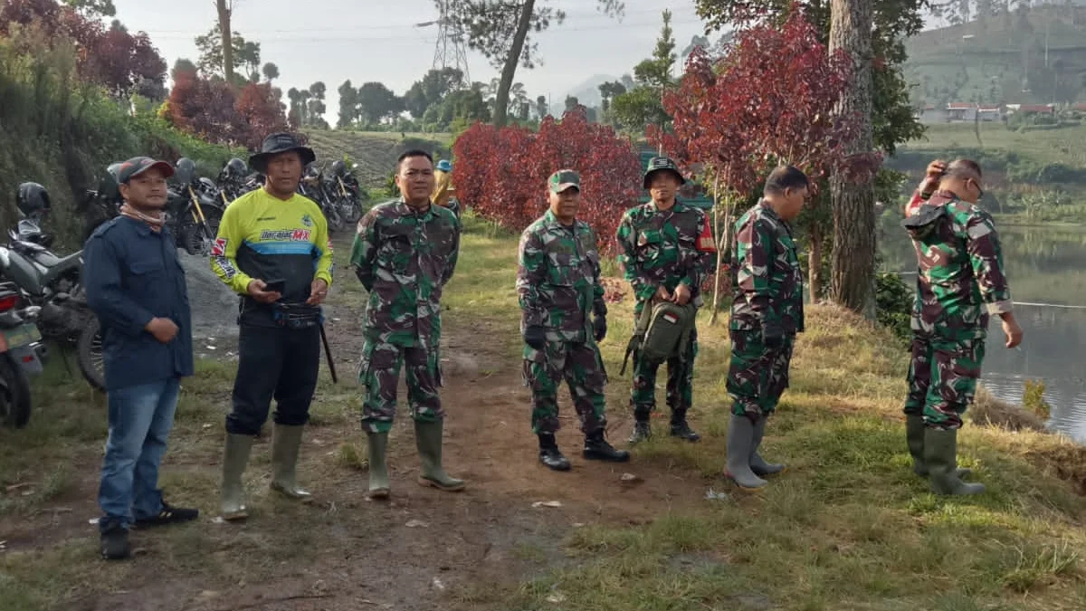 TNI AD Bersama Pemdes Padaawas Menanam Pohon untuk Menjaga Ekosistem