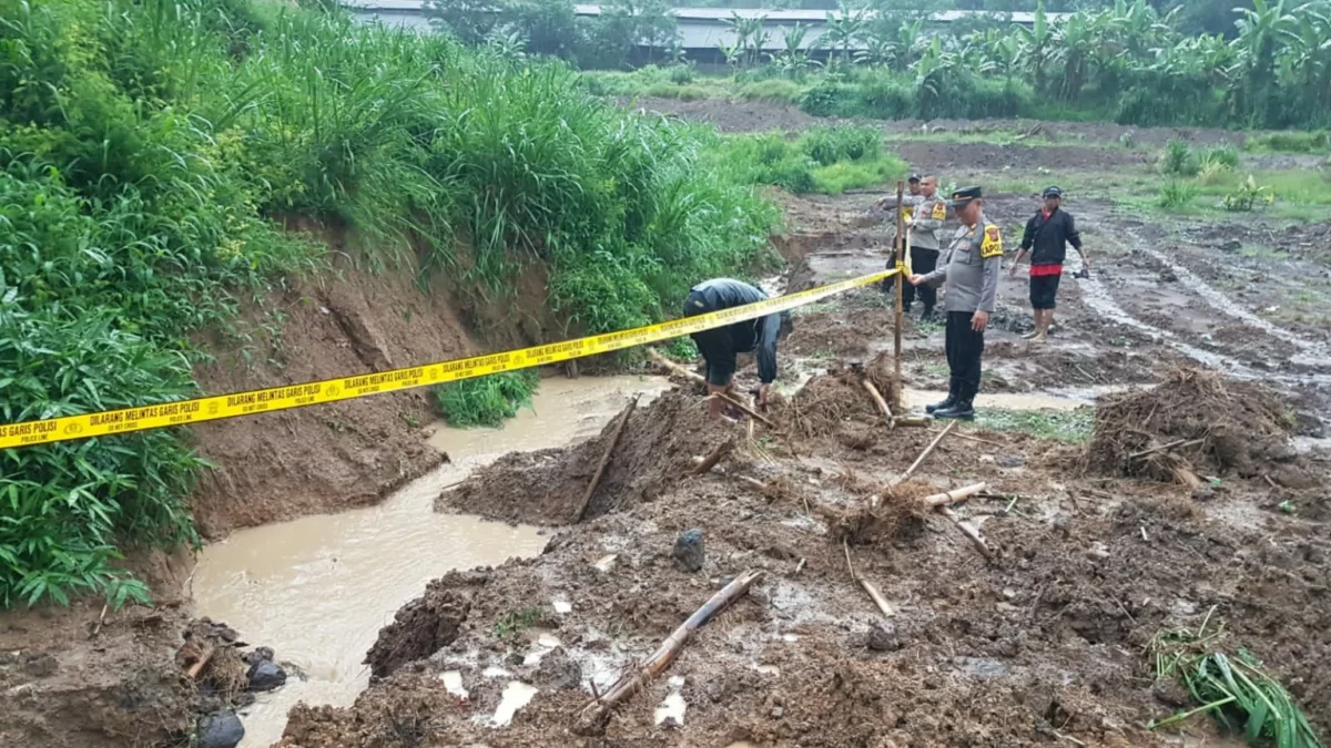 Pihak polisi saat memasangi pembatas di TKP tewasnya 3 Balita. Riki/Jabar Ekspres.