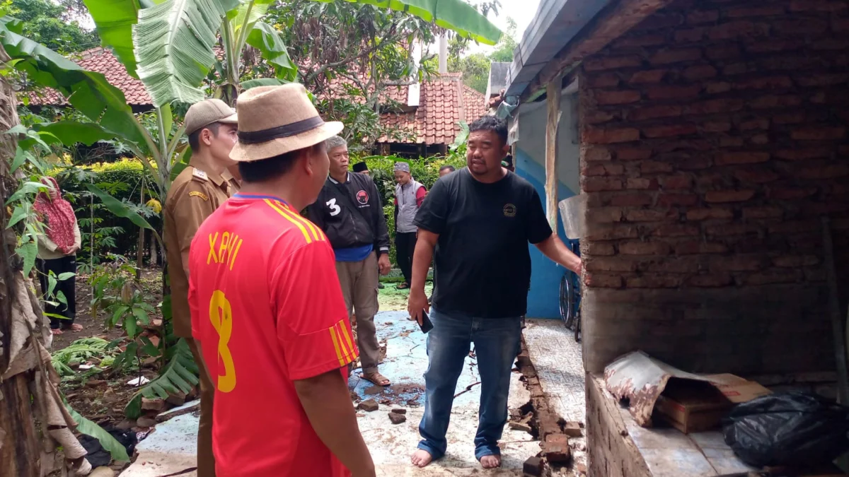 Yudha Puja Turnawan Anggota DPRD Garut mengunjungi rumah roboh di Desa Bagendit