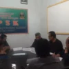 Debitur dan pihak bank Mandiri cabang Garut menjalani sidang mediasi di BPSK Garut