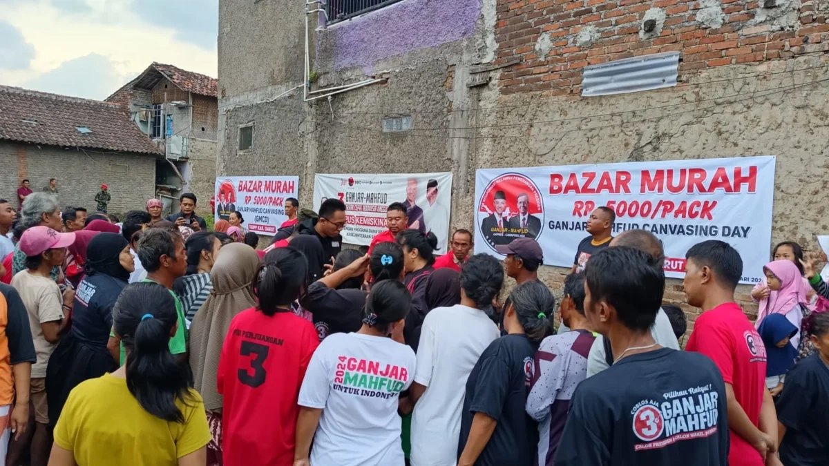 DPC PDI Perjuangan Kabupaten Garut bersama TKRPP dan organ relawan Ganjar Mahfud melakukan bazar tebus murah sembako dan kampanye visi misi Ganjar Mahfud