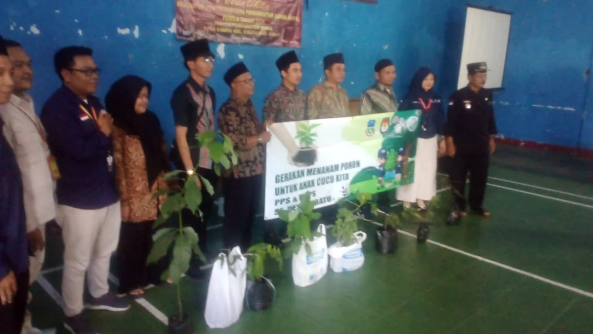 KPPS Cibatu Tanam Pohon Usai Dilantik