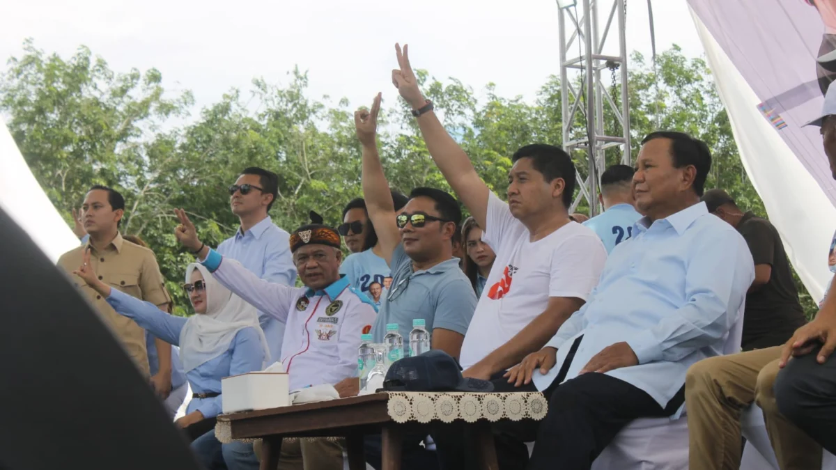 Prabowo Subianto, Ridwan Kamil dan Tim Kampanye Nasional Prabowo Gibran hadir dalam kegiatan deklarasi "Bergandengan Tangan Bersama Rakyat, Menjemput Kemenangan Indonesia Maju" di Lapang Sepakbola Rawalele, Dawuan, Subang, Sabtu (27/1/2024).