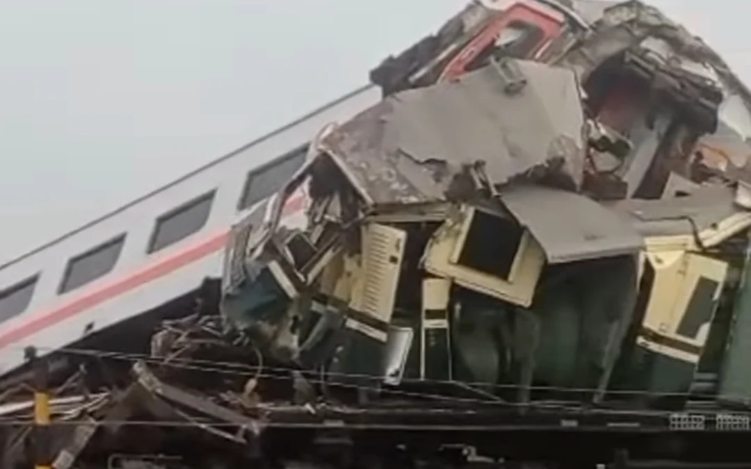 KA Turangga Tabrak KA Komuter Bandung, Jumlah Korban Belum Diketahui