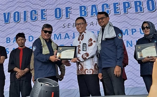 Penghargaan ini diterima oleh Ramadhan Firmansyah, Pimcab PNM Garut, dalam acara G Fest 2023 yang berlangsung di Alun-Alun Garut, Kecamatan Garut Kota, pada Rabu (27/12/2023).