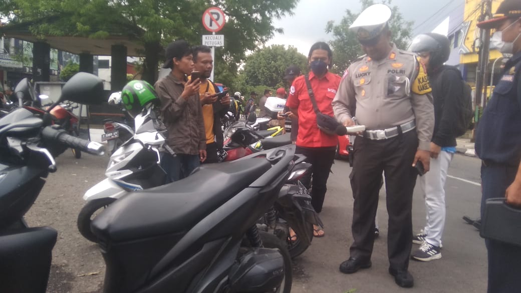 Petugas Gabungan Razia Pelajar di Karawang yang Gunakan Knalpot Bising