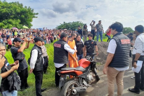 Reka Ulang Pembunuhan Sadis Karyawan Toyota Dipenuhi Warga