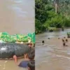 Viral! Warga Persisir Barat Membawa Jenazah Seberangi Sungai Menggunakan Ban