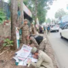 Satpol PP Garut menertibkan APK yang melanggar aturan