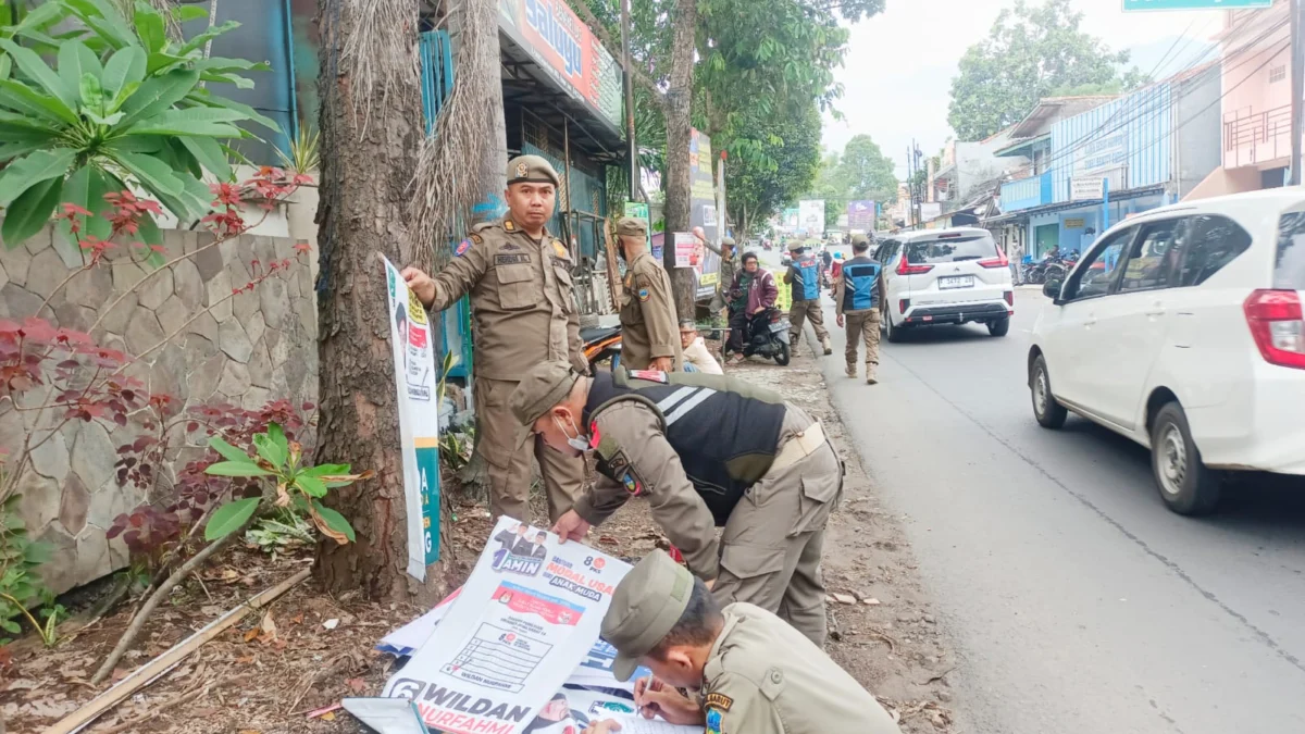 Satpol PP Garut menertibkan APK yang melanggar aturan