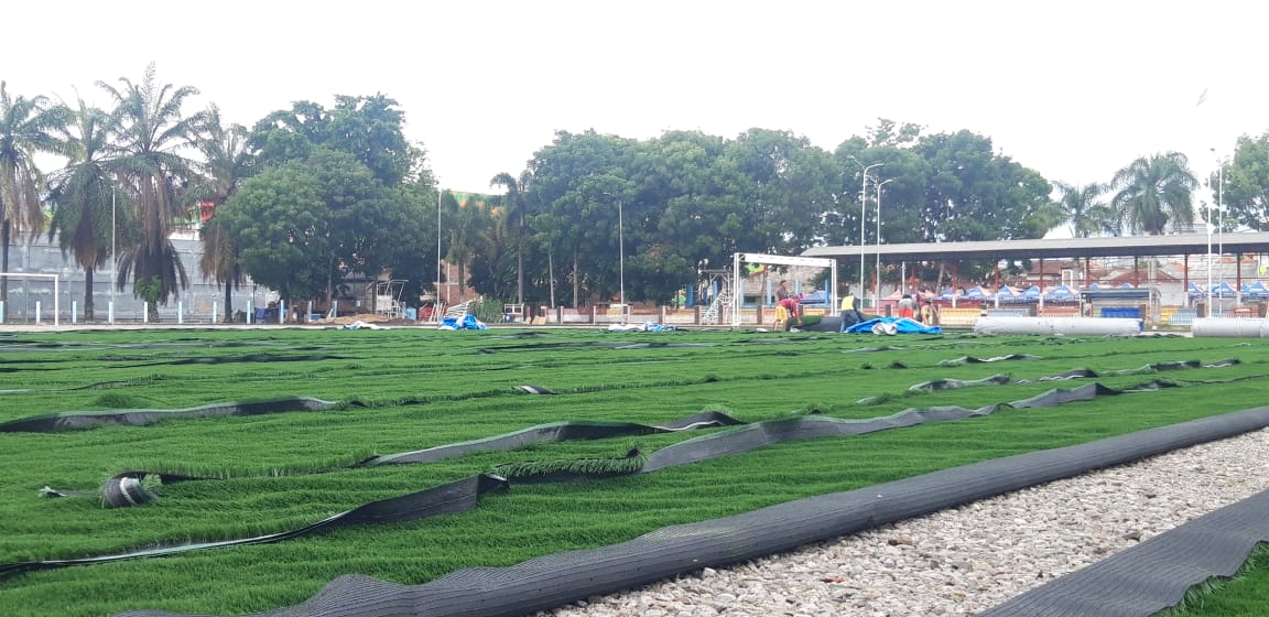 Terlihat para pekerja di Lapang Kerkof sedang memasang rumput sintetis, Kamis 4 Januari 2024.