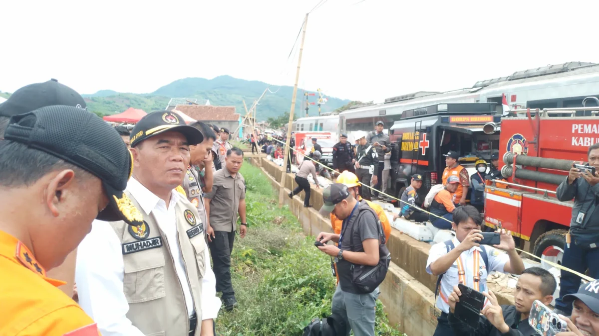 Menteri Koordinator Pembangunan Manusia dan Kebudayaan Republik Indonesia (Menko PMK RI), Muhadjir Effendy saat mendatangi langsung lokasi kecelakaan yang terjadi di Lajur Lintasan Petak Cicalengka-Haurpugur, tepatnya di wilayah Desa Cikuya, Kecamatan Cicalengka, Kabupaten Bandung. (Yanuar/Jabar Ekspres)