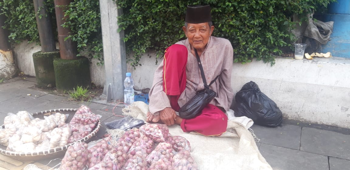 Endang (84) Saat Menjajakan dagangannya di Jalan Ahmad Yani, Pinggir Bjb, Senin 8 Januari 2024. (Ale/Radar Garut)