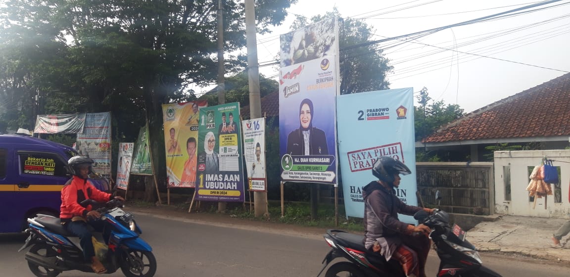 Nampak Beberapa Baliho Para Caleg di Sekitaran Jalan Jendral Sudirman, Kecamatan Garut Kota, Kabupaten Garut